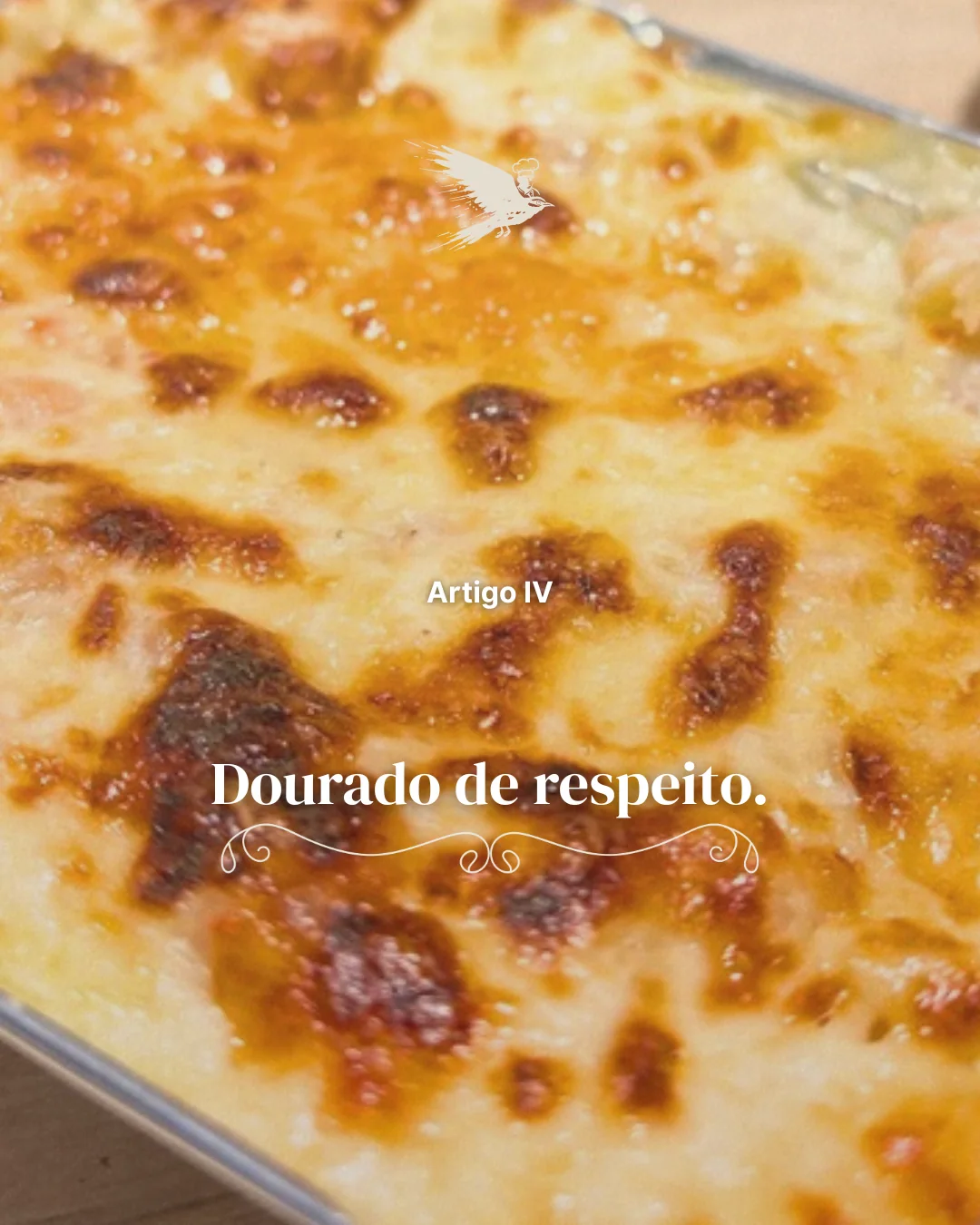 Photograph of a browned lasagna top, captioned in Portuguese, golden out of respect.