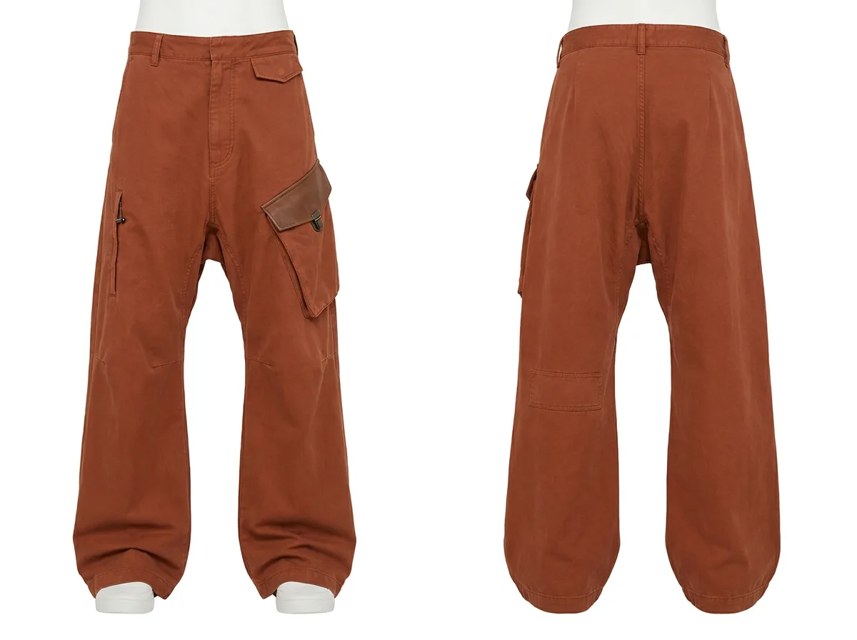 Product plate of the CALÇA TROPEIRA in oxide-coloured heavy cotton, shown front and back, with asymmetric thigh pockets of different cuts on each leg.